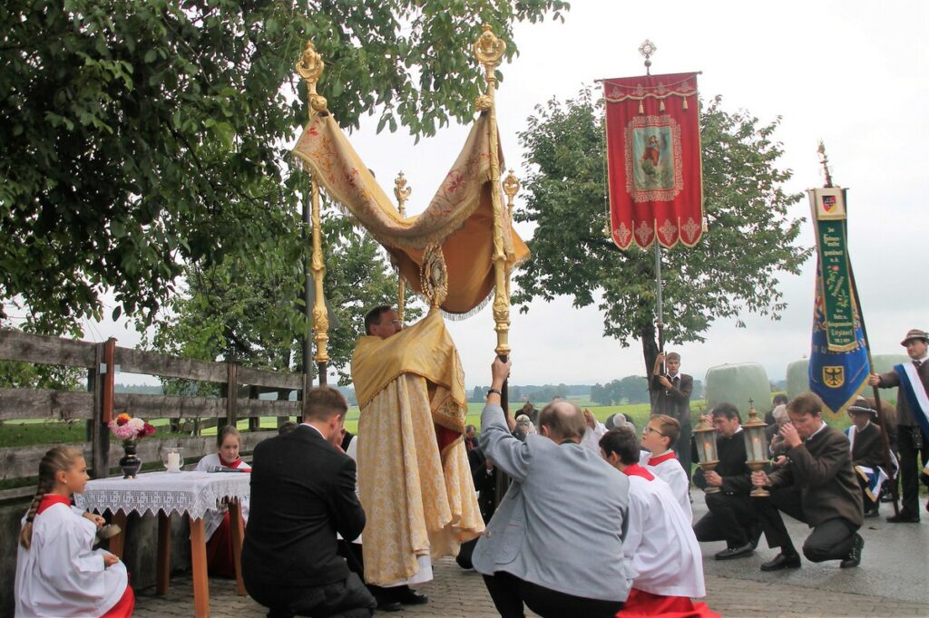 An den vier Prozessionsstationen spendete Pfarrer Ernst Kögler den Segen mit dem Allerheiligsten in der Monstranz (Foto: Strim)