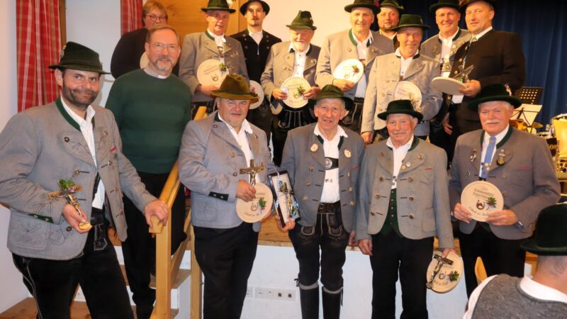 Bronzekreuz an langjährige Leonhardifahrer überreicht