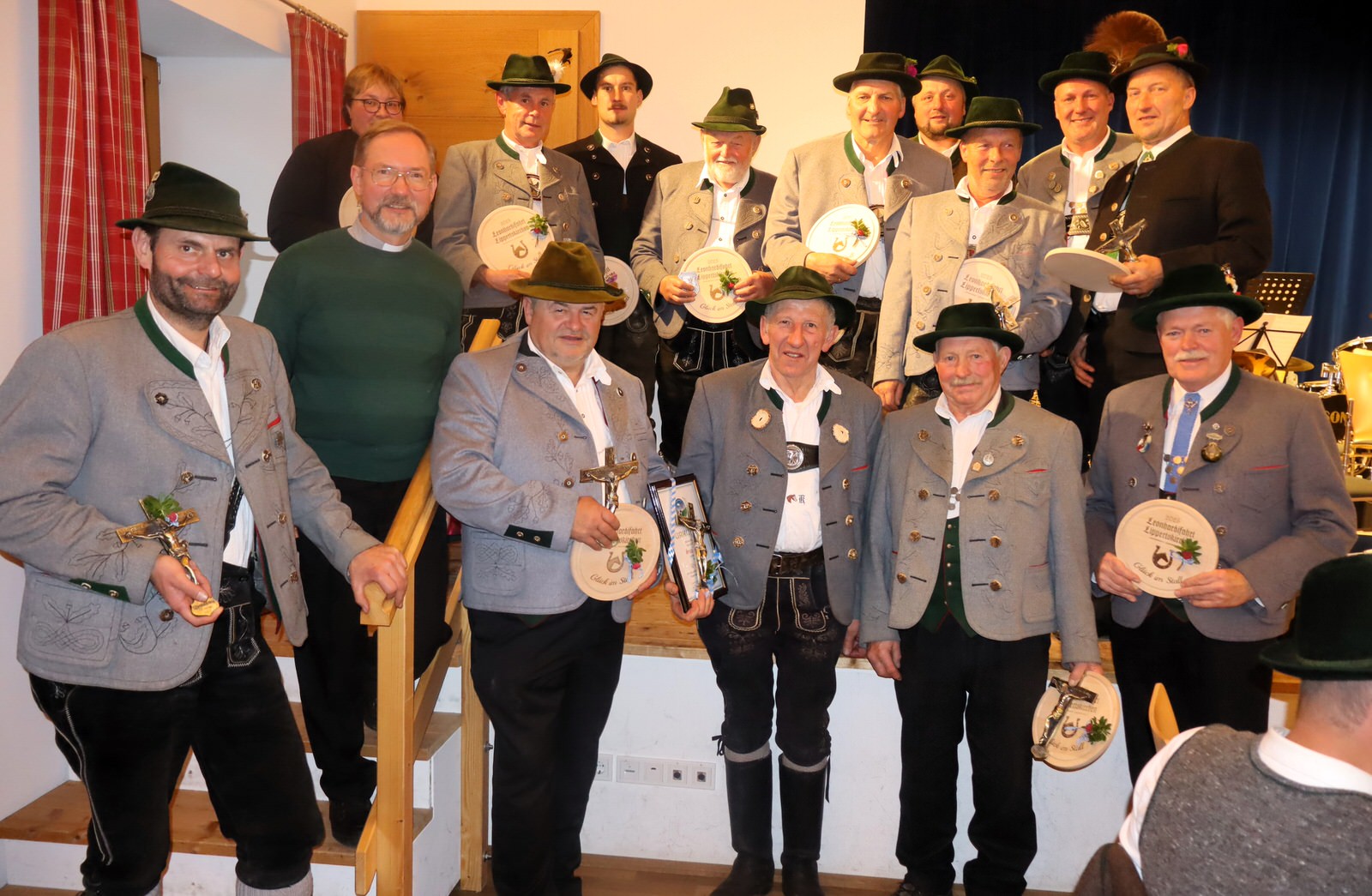 Bronzekreuz an langjährige Leonhardifahrer überreicht